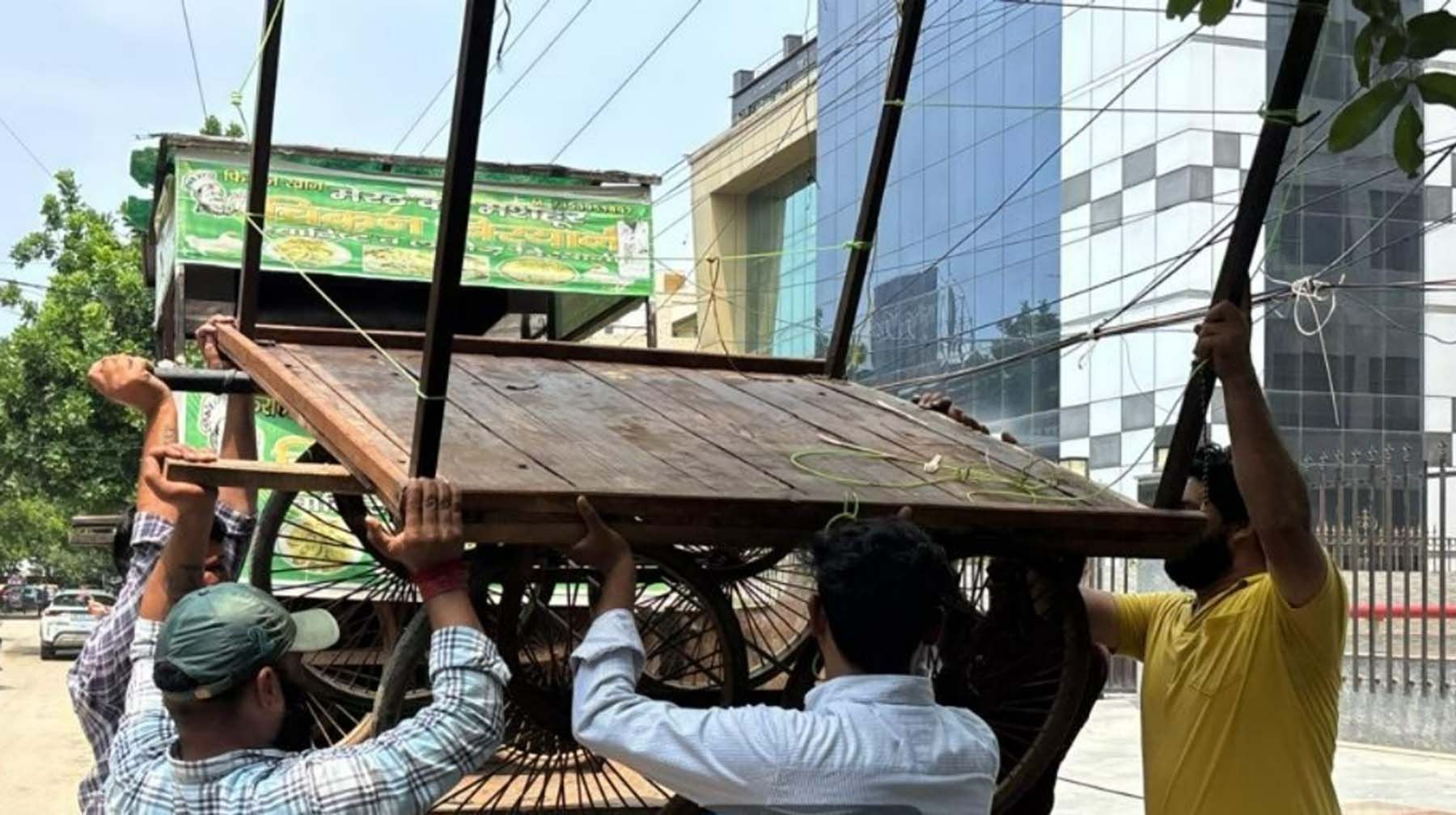 गुरुग्राम में सडक़ों किनारे से अतिक्रमण हटाते निगमकर्मी। गुरुग्राम में सडक़ों किनारे से अतिक्रमण हटाते निगमकर्मी।