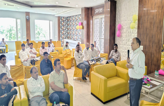 प्रशिक्षण कार्यक्रम में संबोधित करते प्रोफेसर केके पांडेय व डॉण् अमित कुमार। प्रशिक्षण कार्यक्रम में संबोधित करते प्रोफेसर केके पांडेय व डॉण् अमित कुमार।