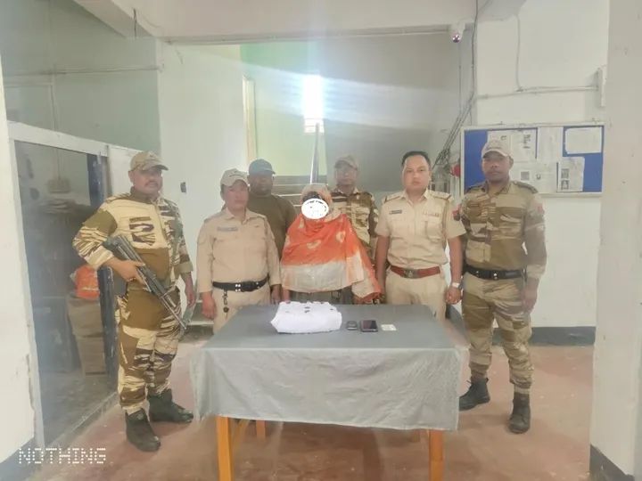 मणिपुर में हेरोइन के साथ गिरफ्तार महिला की तस्वीर।