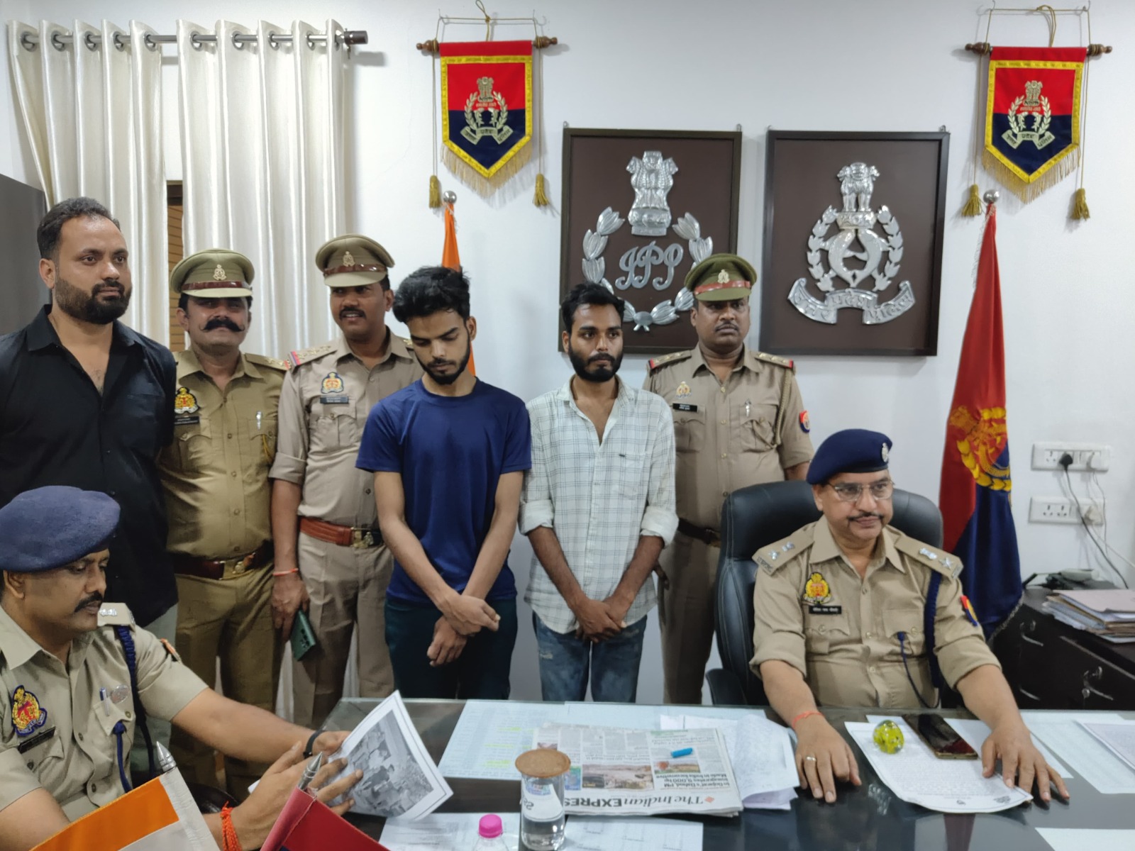 पुलिस की गिरफ्त में आरोपित ठग सगे भाई पुलिस की गिरफ्त में आरोपित ठग सगे भाई
