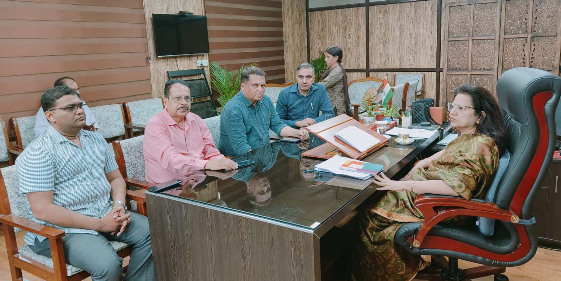 गुरुग्राम स्थित अपने कार्यालय में कोविड प्रबंधन को लेकर बैठक लेतीं सीएमओ डा. अलका सिंह। गुरुग्राम स्थित अपने कार्यालय में कोविड प्रबंधन को लेकर बैठक लेतीं सीएमओ डा. अलका सिंह।