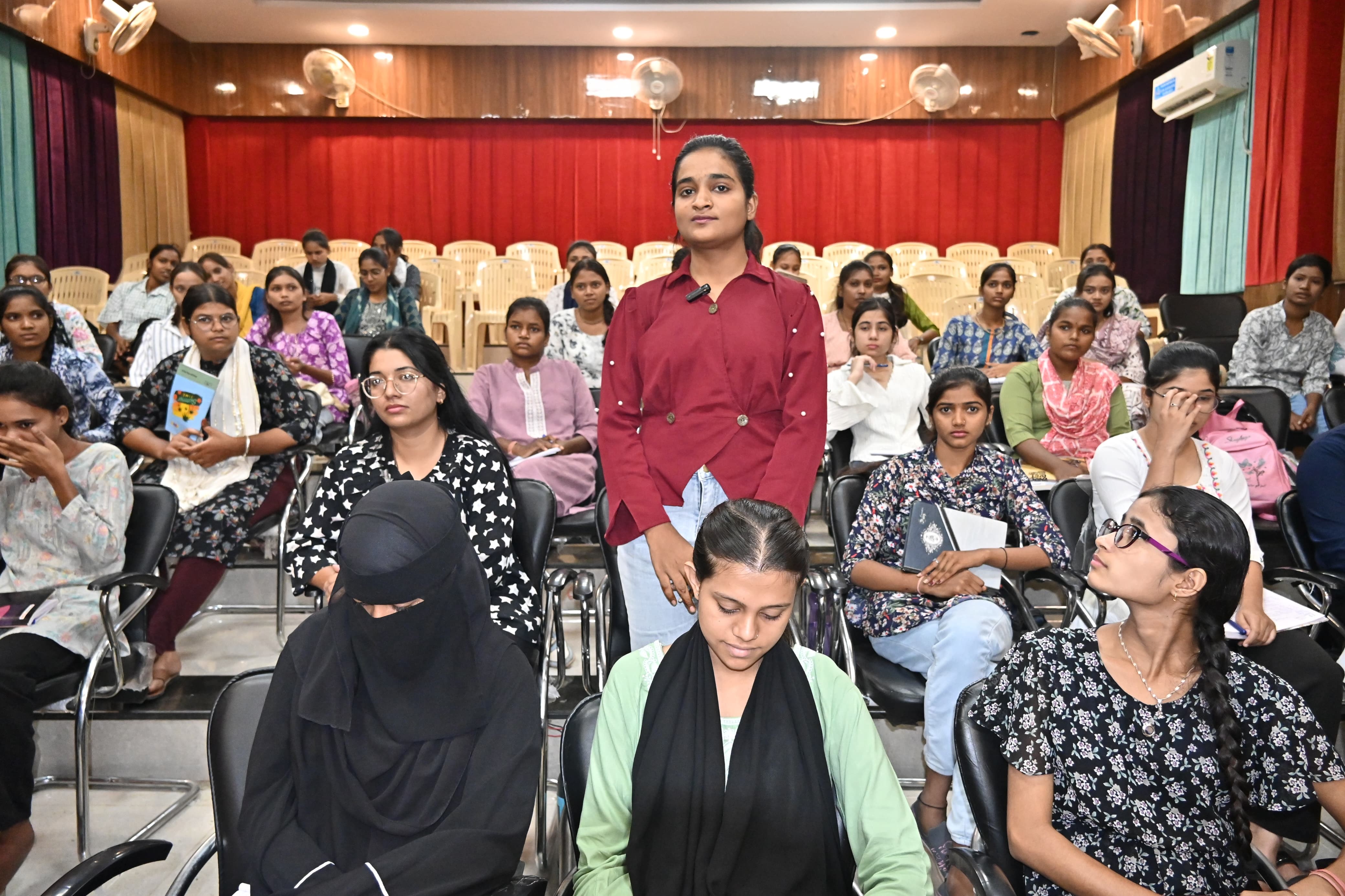 ब्यूटीशियन का प्रशिक्षण लेती युवतियां। ब्यूटीशियन का प्रशिक्षण लेती युवतियां।
