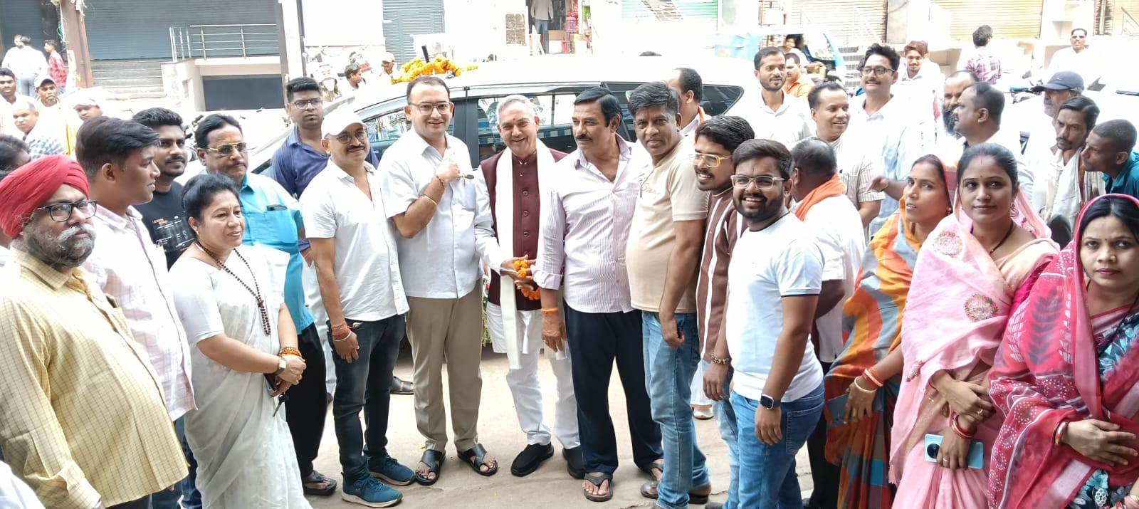 योग आयोग के अध्यक्ष रूपनारायण सिन्हा का स्वागत करते हुए भाजपाई व अन्य। योग आयोग के अध्यक्ष रूपनारायण सिन्हा का स्वागत करते हुए भाजपाई व अन्य।
