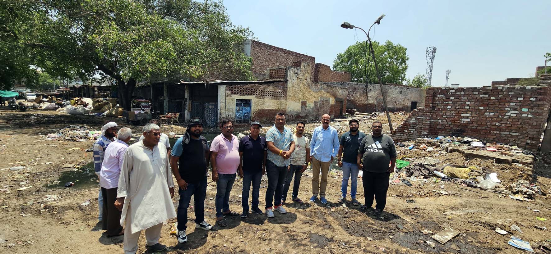 पुरानी सब्जी मंडी वार्ड 4 में बनाए गए डंपिंग स्टेशन को दिखाते स्थानीय लोग। पुरानी सब्जी मंडी वार्ड 4 में बनाए गए डंपिंग स्टेशन को दिखाते स्थानीय लोग।