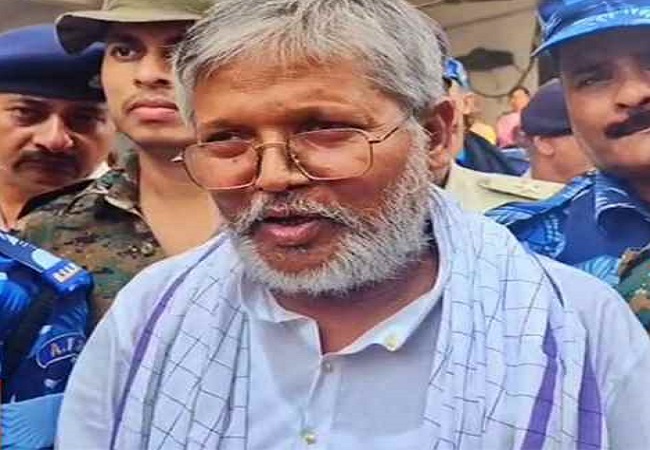 मिशी लाल यादव काेट के बाहर मिशी लाल यादव काेट के बाहर