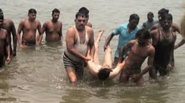अमावस्या पर नर्मदा स्नान करने आए तीन युवकों की डूबने से मौत अमावस्या पर नर्मदा स्नान करने आए तीन युवकों की डूबने से मौत