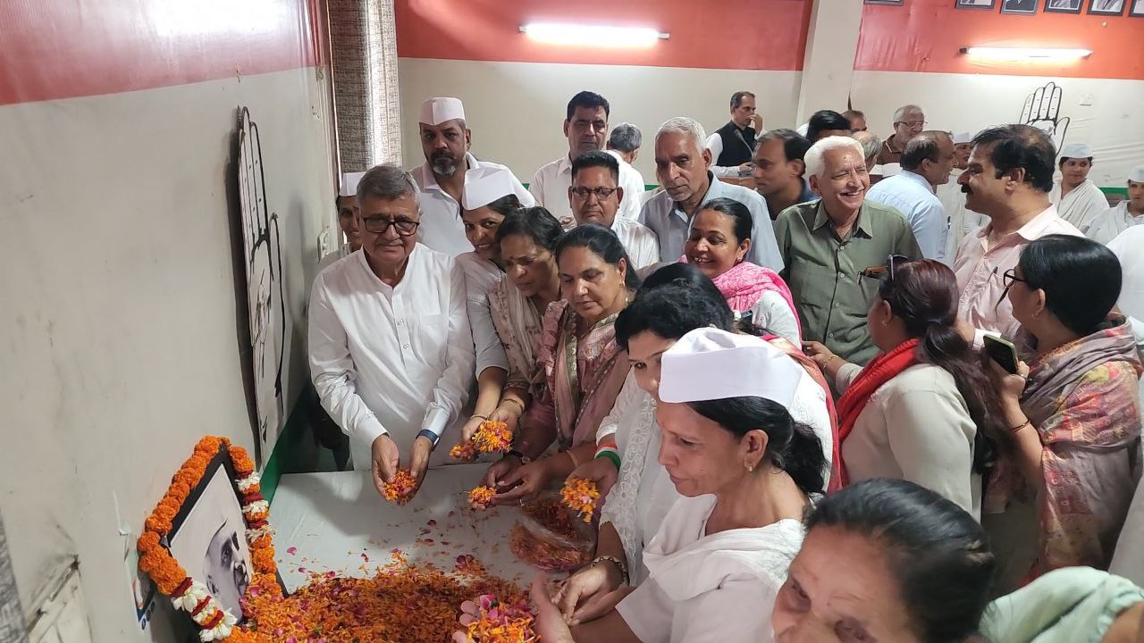 फोटो कैप्शन 27आरटीके1 : देश के तत्कालीन प्रधानमंत्री स्व. पंडित जवाहर लाल नेहरू के चित्र पर पुष्प अर्पित करते कांग्रेस पदाधिकारी फोटो कैप्शन 27आरटीके1 : देश के तत्कालीन प्रधानमंत्री स्व. पंडित जवाहर लाल नेहरू के चित्र पर पुष्प अर्पित करते कांग्रेस पदाधिकारी