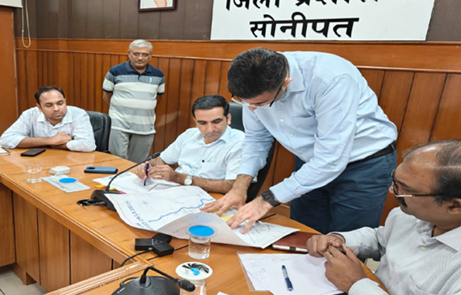 सोनीपत: उपायुक्तडॉ. मनोज कुमार ने अधिकारियों को निर्देश देते हुए। सोनीपत: उपायुक्तडॉ. मनोज कुमार ने अधिकारियों को निर्देश देते हुए।