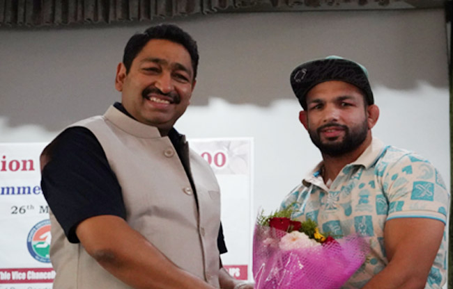 सोनीपत: खेल रत्न अवार्डी अमित दहिया का स्वागत करते हुए कुलपति अशोक कुमार सोनीपत: खेल रत्न अवार्डी अमित दहिया का स्वागत करते हुए कुलपति अशोक कुमार