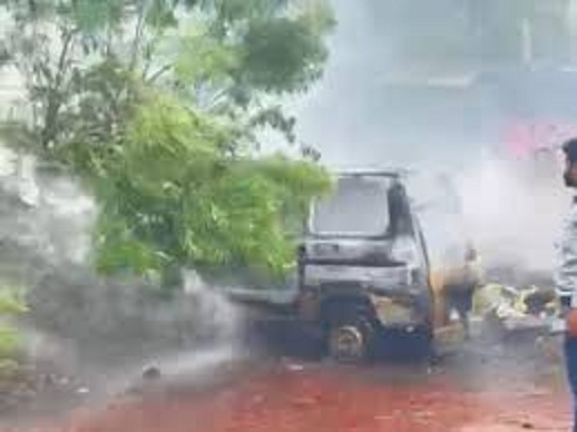 वैन में लगी आग वैन में लगी आग
