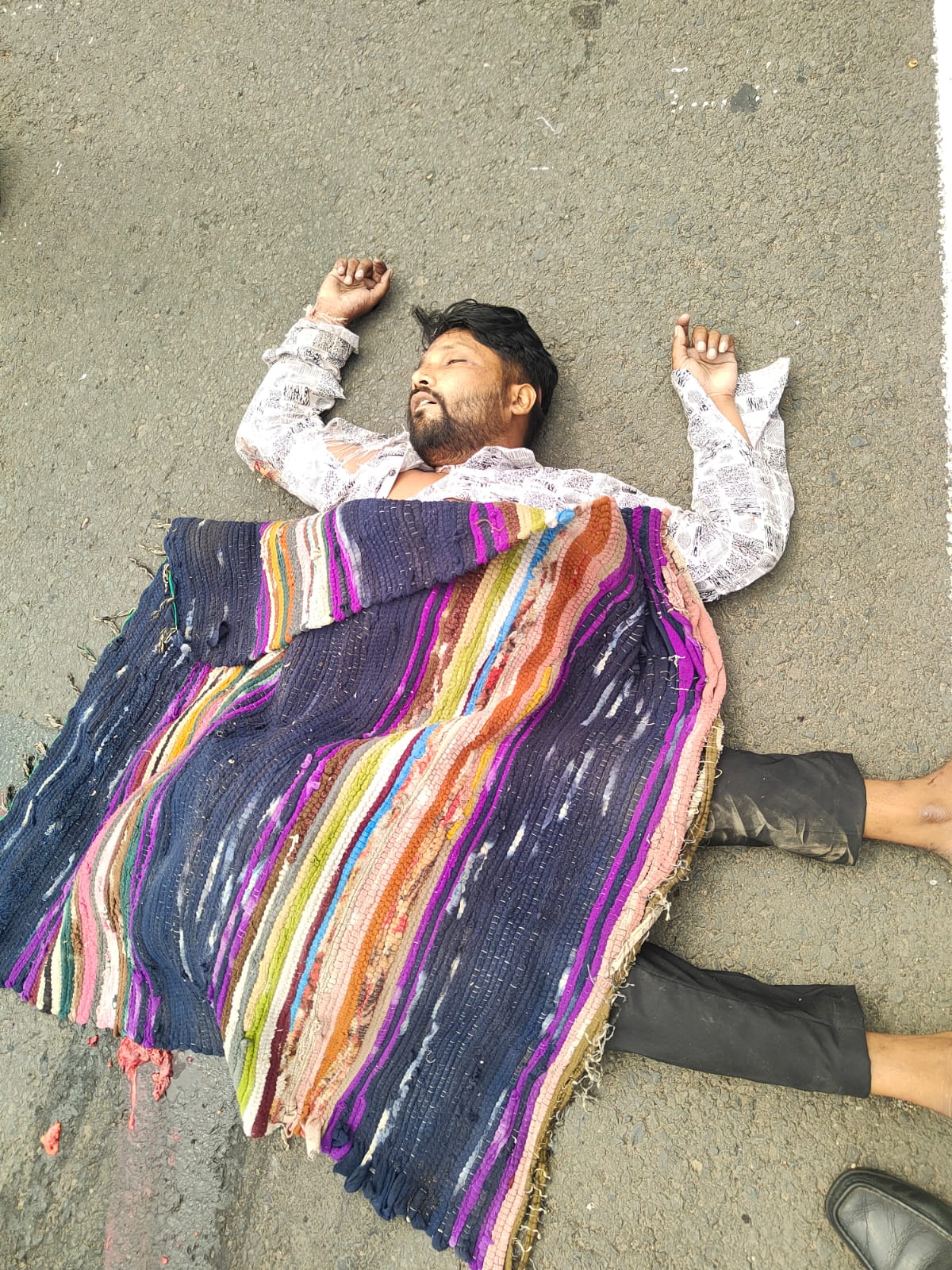 पैदल जा रहे युवक को कुचला, शिनाख्त जारी पैदल जा रहे युवक को कुचला, शिनाख्त जारी