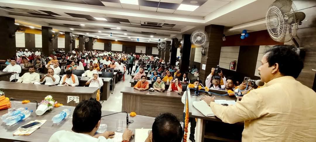 कार्यक्रम को संबोधित करते मंत्री अनिल राजभर कार्यक्रम को संबोधित करते मंत्री अनिल राजभर