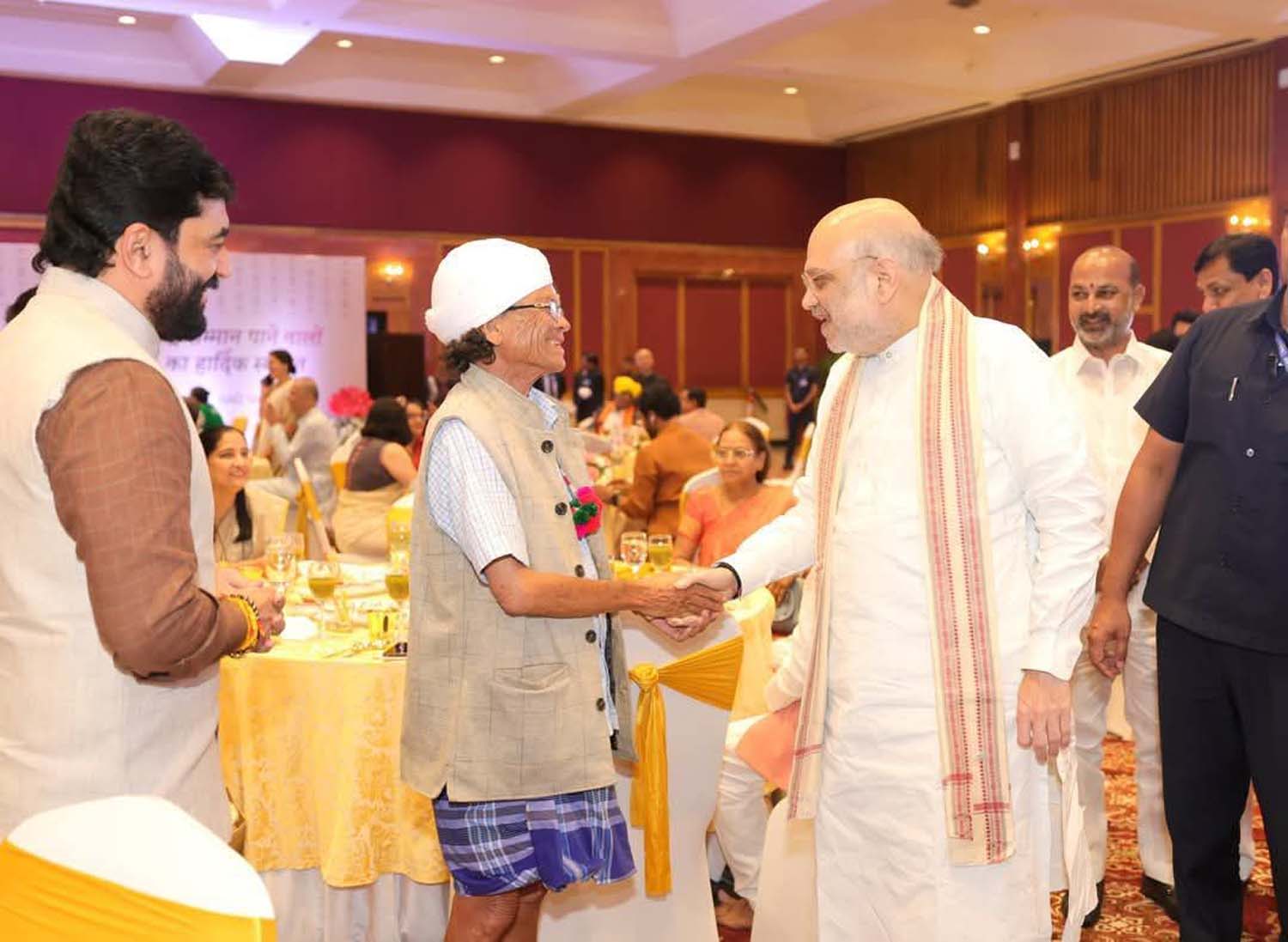 केन्द्रीय मंत्री अमित शाह  पंडीराम मंडावी को पद्मश्री मिलने पर  बधाई देते