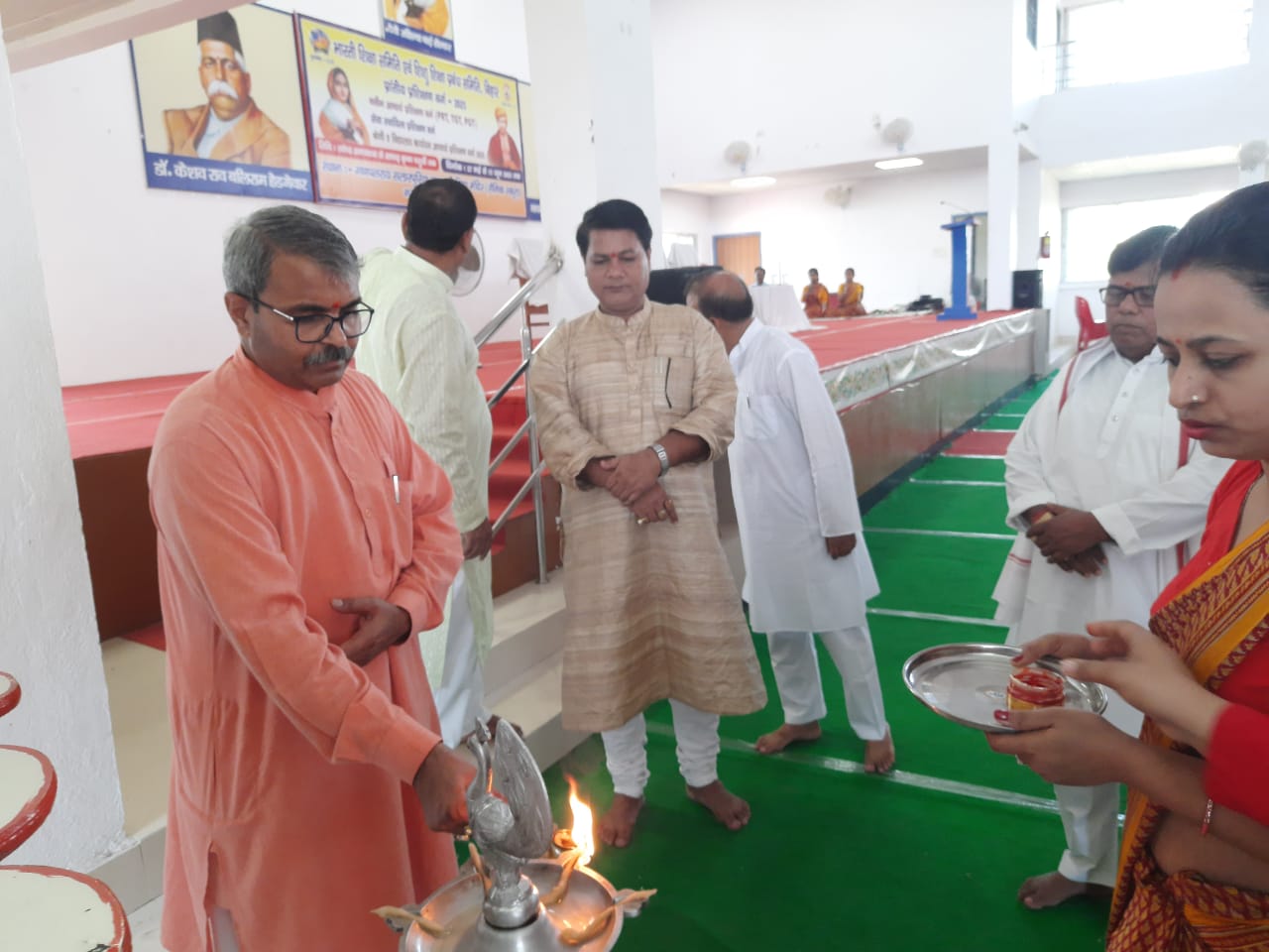 उद्घाटन करते अतिथि उद्घाटन करते अतिथि