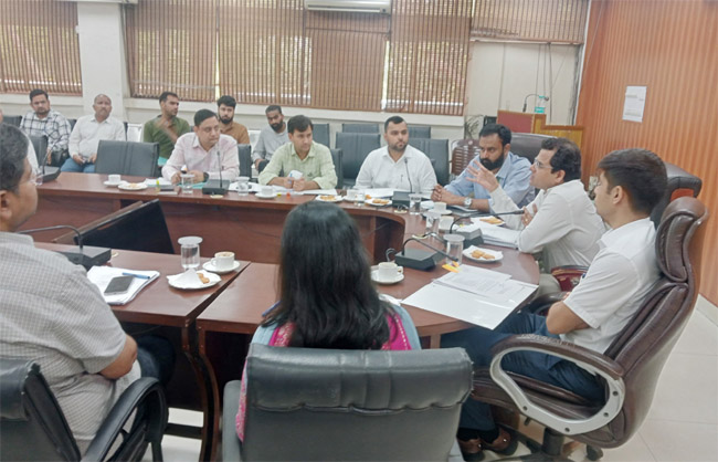 रेवाड़ी में जल संरक्षण व प्रबंधन को लेकर बैठक लेते केंद्रीय नोडल अधिकारी कपिल मीणा रेवाड़ी में जल संरक्षण व प्रबंधन को लेकर बैठक लेते केंद्रीय नोडल अधिकारी कपिल मीणा