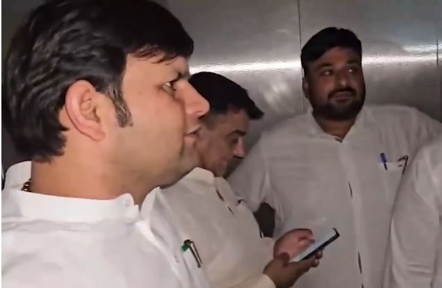 लिफ्ट में फंसे खेल मंत्री लिफ्ट में फंसे खेल मंत्री