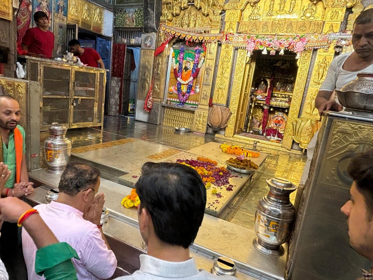 सालासर बालाजी मंदिर में दर्शन सालासर बालाजी मंदिर में दर्शन