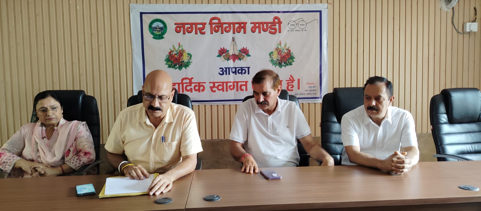 सांस्कृतिक समिति गठन हेतु बुनाई गई बैठक में भाग लेते हुए महापौर, संस्थाओं के प्रतिनिधि व अन्य सांस्कृतिक समिति गठन हेतु बुनाई गई बैठक में भाग लेते हुए महापौर, संस्थाओं के प्रतिनिधि व अन्य