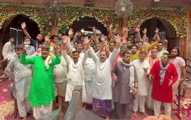 बांकेबिहारी मंदिर पर प्रदर्शन करते हुए सेवायतगण बांकेबिहारी मंदिर पर प्रदर्शन करते हुए सेवायतगण