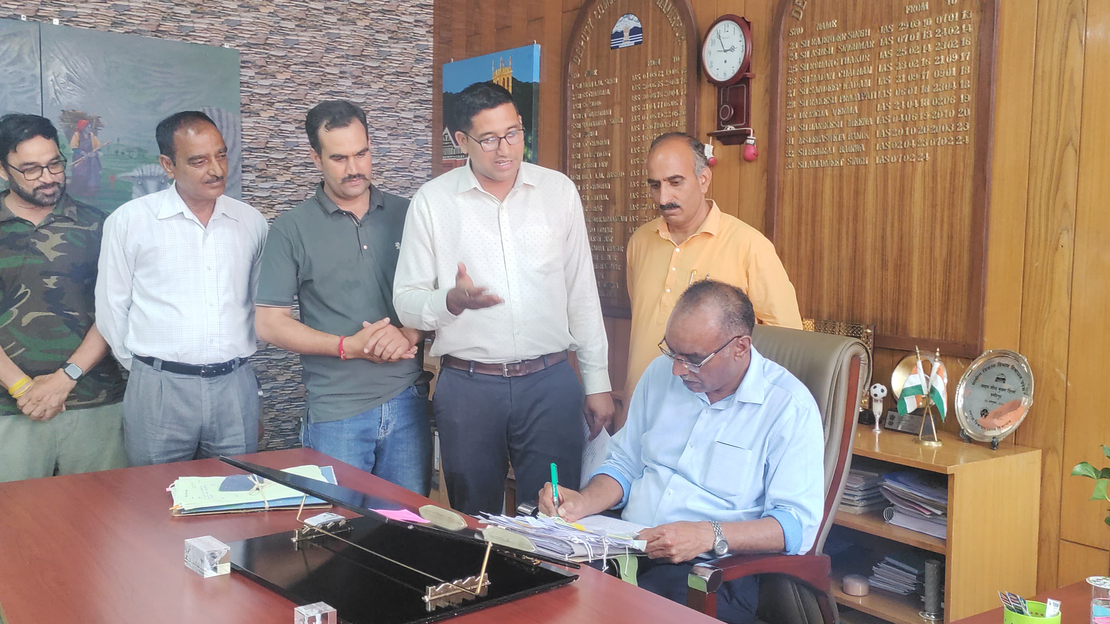 उपायुक्त को ज्ञापन सॉंपते पंचायतों के प्रतिनिधि उपायुक्त को ज्ञापन सॉंपते पंचायतों के प्रतिनिधि