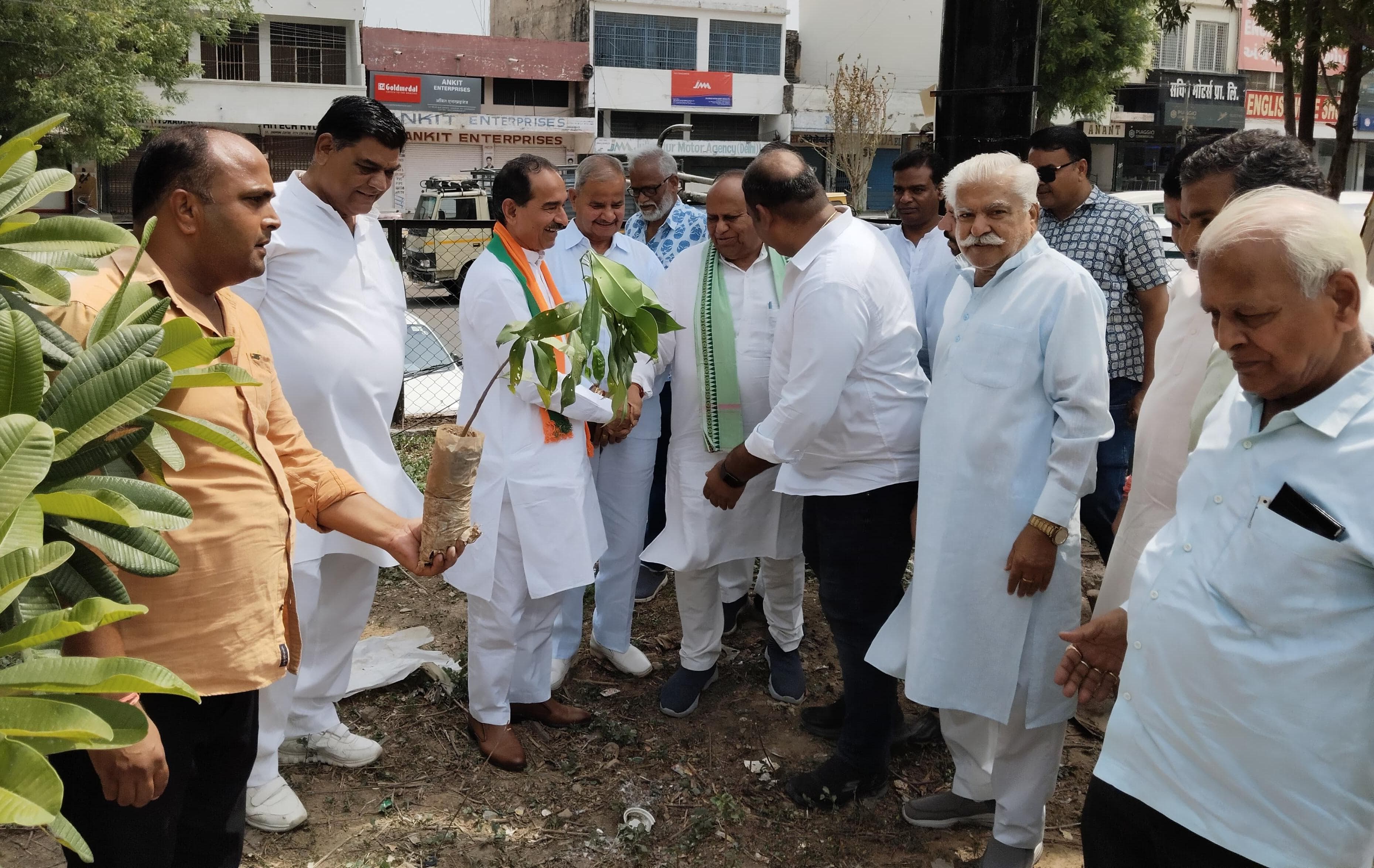 हरियाली के माध्यम से राष्ट्र निर्माण का संदेश देते हुए भााजपा प्रदेश अध्यक्ष राठौड़ हरियाली के माध्यम से राष्ट्र निर्माण का संदेश देते हुए भााजपा प्रदेश अध्यक्ष राठौड़