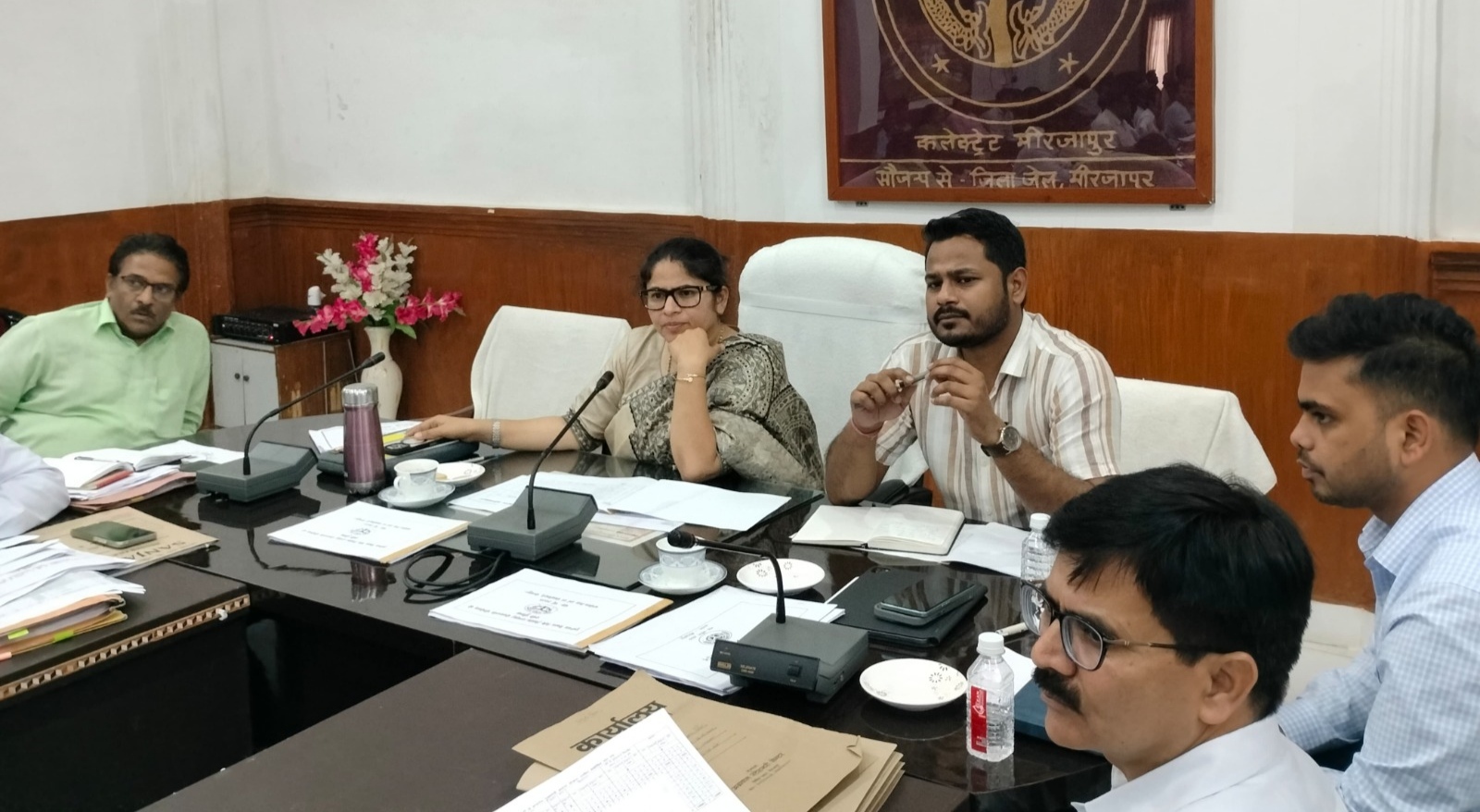 कलेक्ट्रेट सभागार में बैठक करती जिलाधिकारी प्रियंका निरंजन व अन्य अधिकारी। कलेक्ट्रेट सभागार में बैठक करती जिलाधिकारी प्रियंका निरंजन व अन्य अधिकारी।
