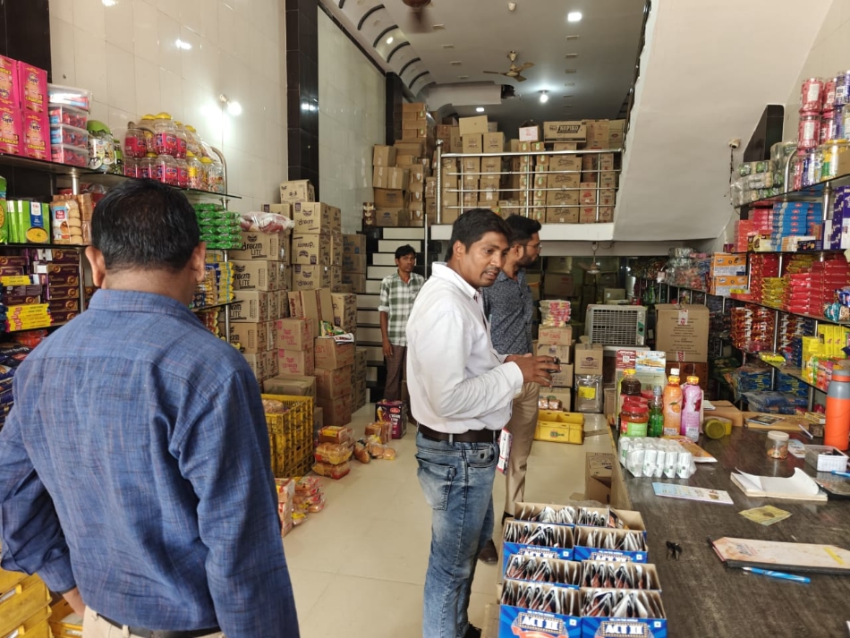 किराना दुकान में निरीक्षण करते हुए खाद्य सुरक्षा अधिकारी फनेश्वर पिथौरा और अन्य अधिकारी। किराना दुकान में निरीक्षण करते हुए खाद्य सुरक्षा अधिकारी फनेश्वर पिथौरा और अन्य अधिकारी।