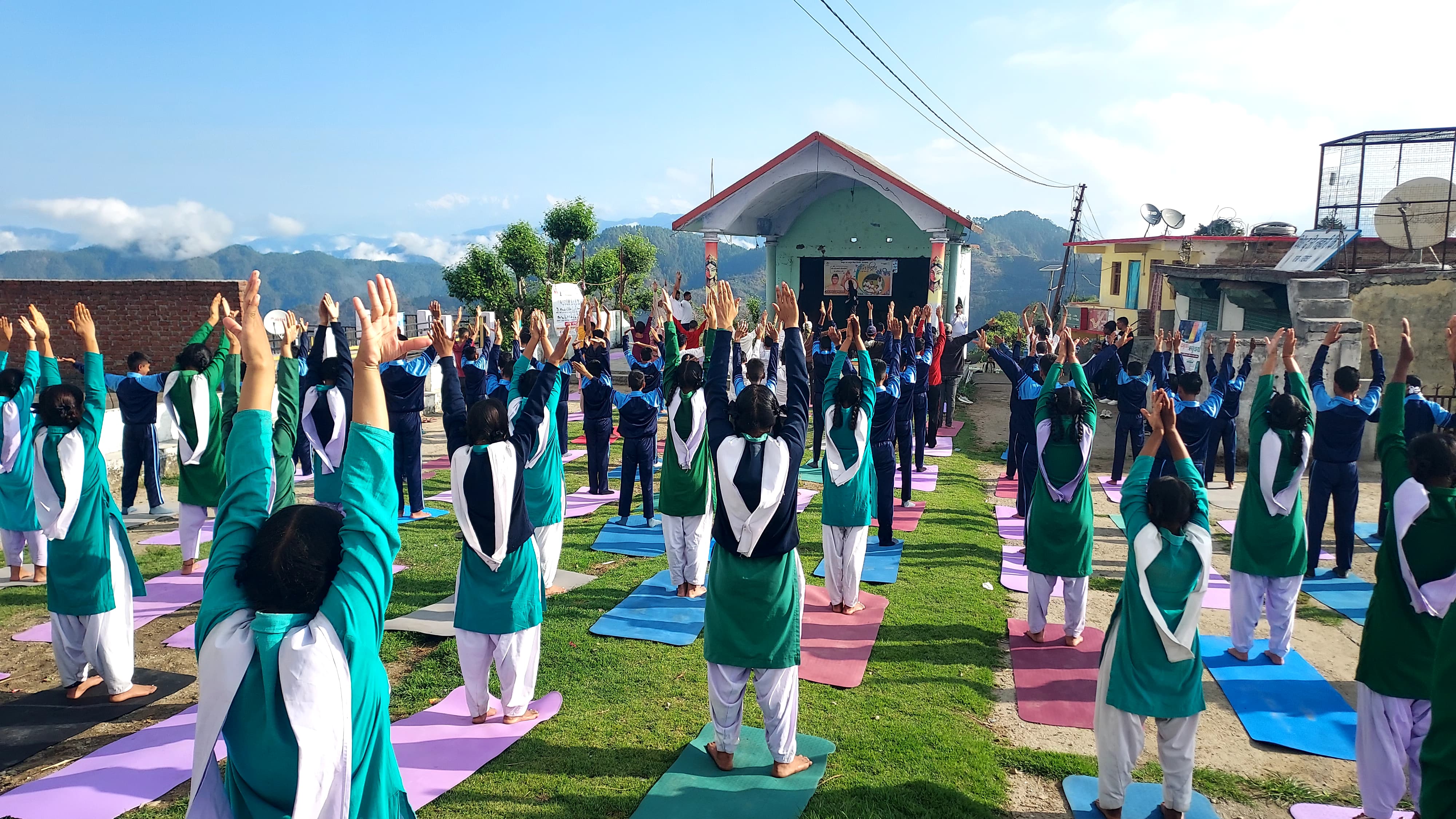 योग प्रोटोकॉल का अभ्यास करते लोग