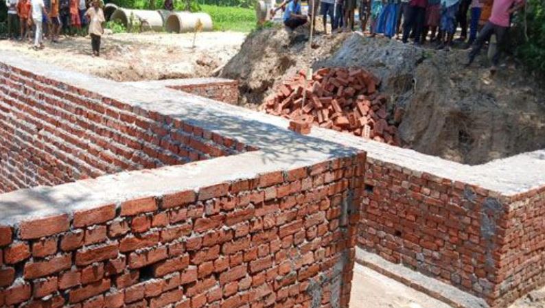 निर्माणाधीन पुलिया के गड्ढे से बुजुर्ग का शव बरामद निर्माणाधीन पुलिया के गड्ढे से बुजुर्ग का शव बरामद
