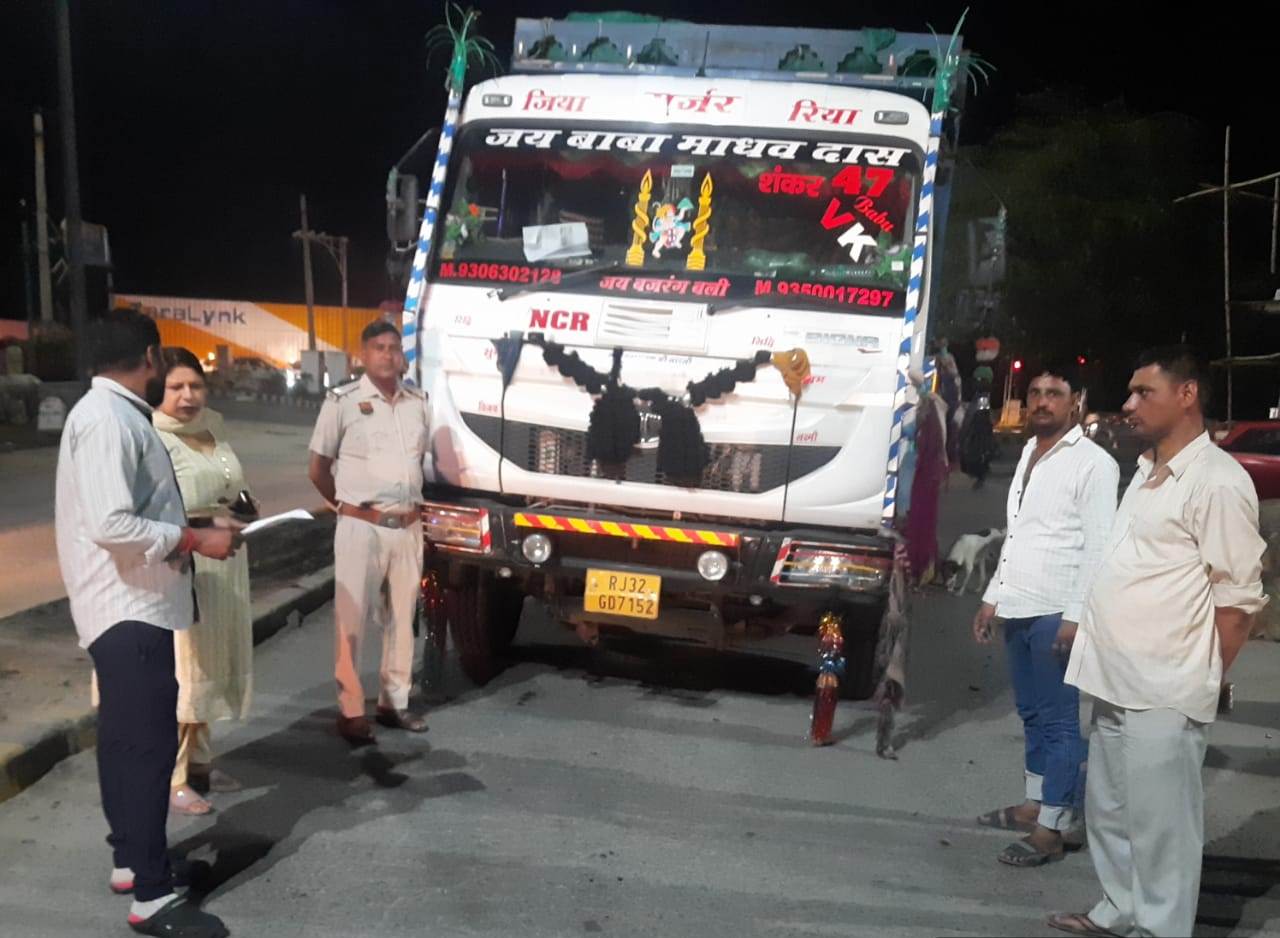 अवैध खनन को लेकर वाहनों की जांच करते खनन अधिकारी