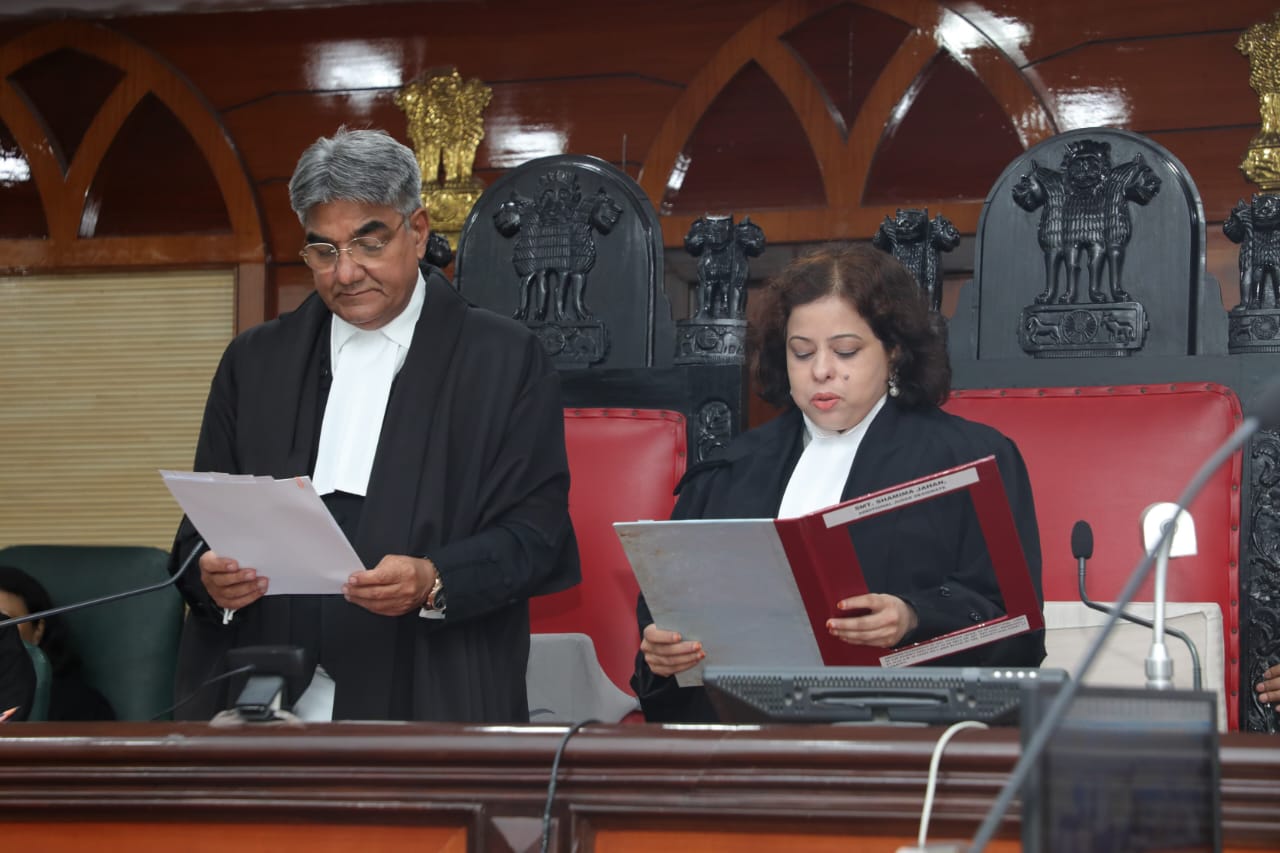 अधिवक्ता शमीमा जहां गौहाटी उच्च न्यायालय की अतिरिक्त न्यायाधीश का शपथ ग्रहण करते हुए।