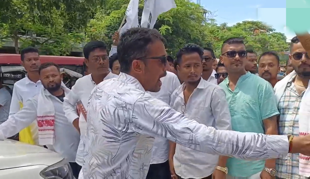 बांग्लादेशियों के विरुद्ध वीर लाचित सेना के विरोध मार्च की तस्वीर। बांग्लादेशियों के विरुद्ध वीर लाचित सेना के विरोध मार्च की तस्वीर।