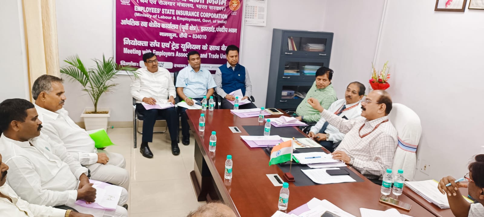 ईएसआई के अधिकारी से समस्याओं पर चर्चा करते नियोजक ईएसआई के अधिकारी से समस्याओं पर चर्चा करते नियोजक