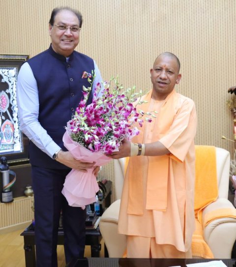 मोहसिन रजा और मुख्यमंत्री योगी (फाइल फोटो) मोहसिन रजा और मुख्यमंत्री योगी (फाइल फोटो)