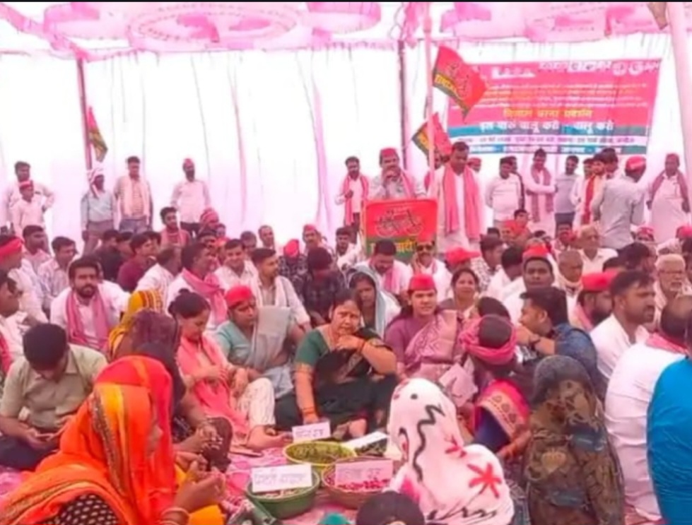 कन्नौज: परफ्यूम पार्क की उपेक्षा और इत्र उद्योग की बदहाली पर सपा का धरना-प्रदर्शन, ज्ञापन कन्नौज: परफ्यूम पार्क की उपेक्षा और इत्र उद्योग की बदहाली पर सपा का धरना-प्रदर्शन, ज्ञापन