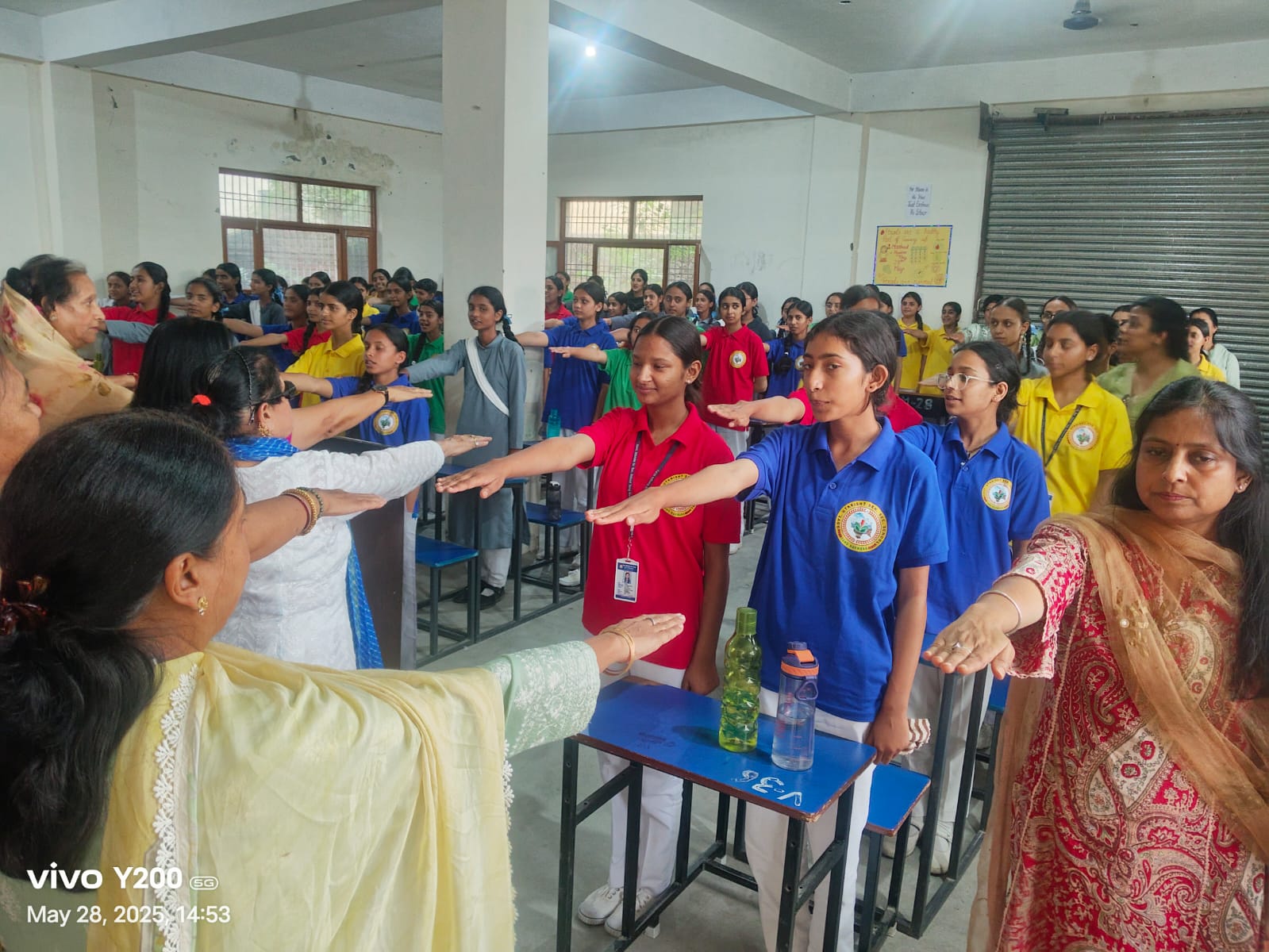 छात्राओं को शपथ दिलाते हुए। छात्राओं को शपथ दिलाते हुए।