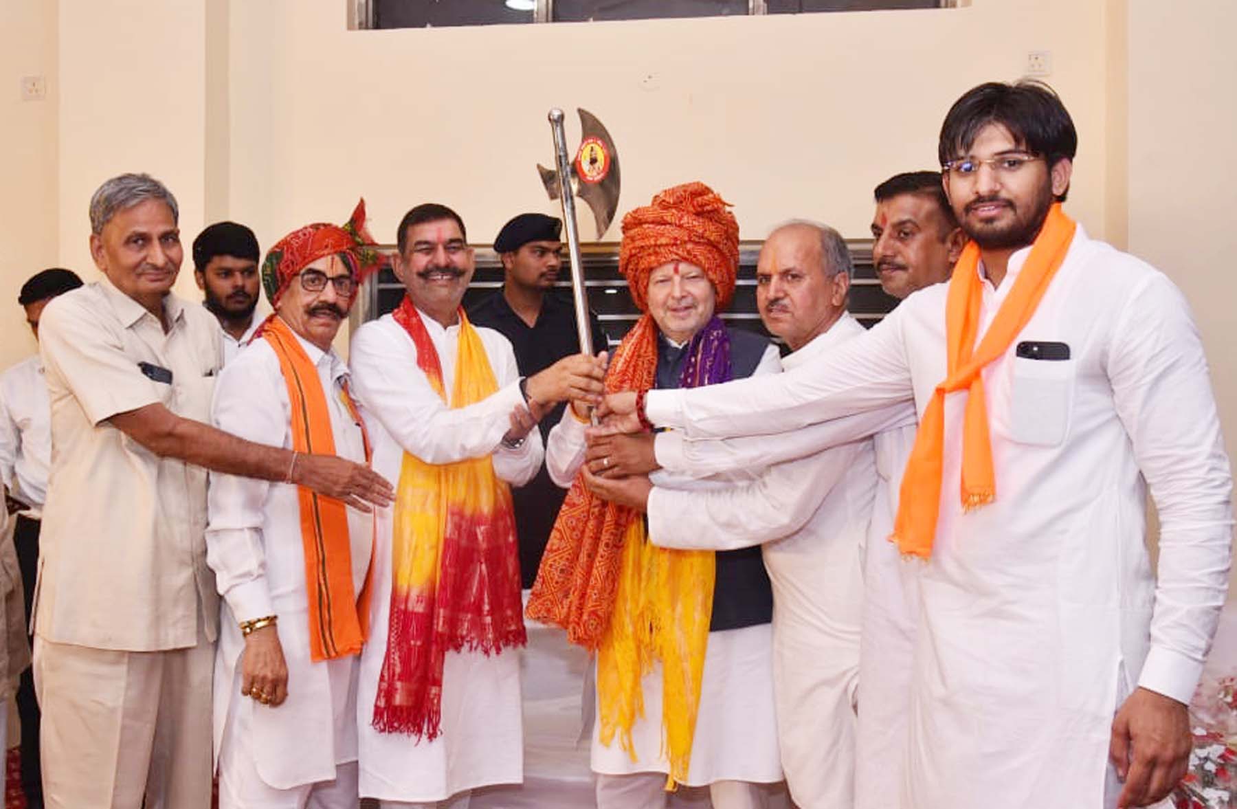 गुरुग्राम में परशुराम जयंती का न्यौता देने के दौरान अरविंद शर्मा का सम्मान करते लोग। गुरुग्राम में परशुराम जयंती का न्यौता देने के दौरान अरविंद शर्मा का सम्मान करते लोग।