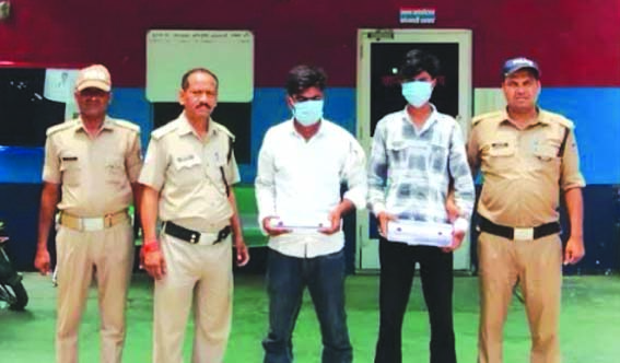पुलिस गिरफ्त में आरोपित