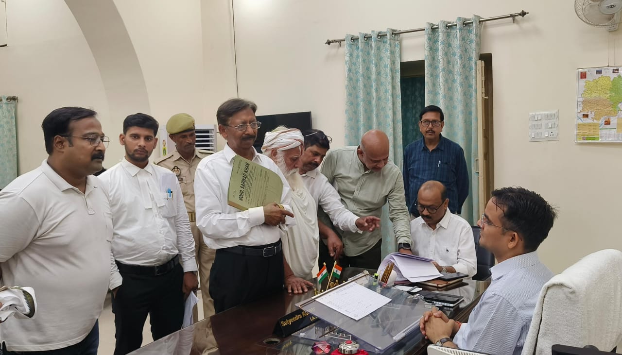 जनता दर्शन में जिलाधिकारी