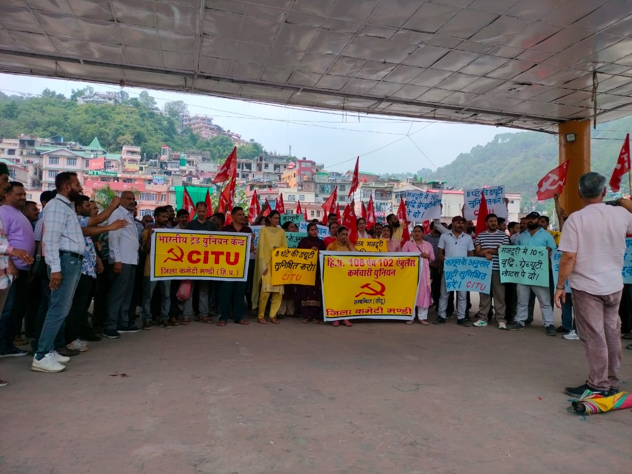 एंबुलेंस कर्मचारी अपनी मांगों को लेकर मंडी में रैली निकालते हुए एंबुलेंस कर्मचारी अपनी मांगों को लेकर मंडी में रैली निकालते हुए