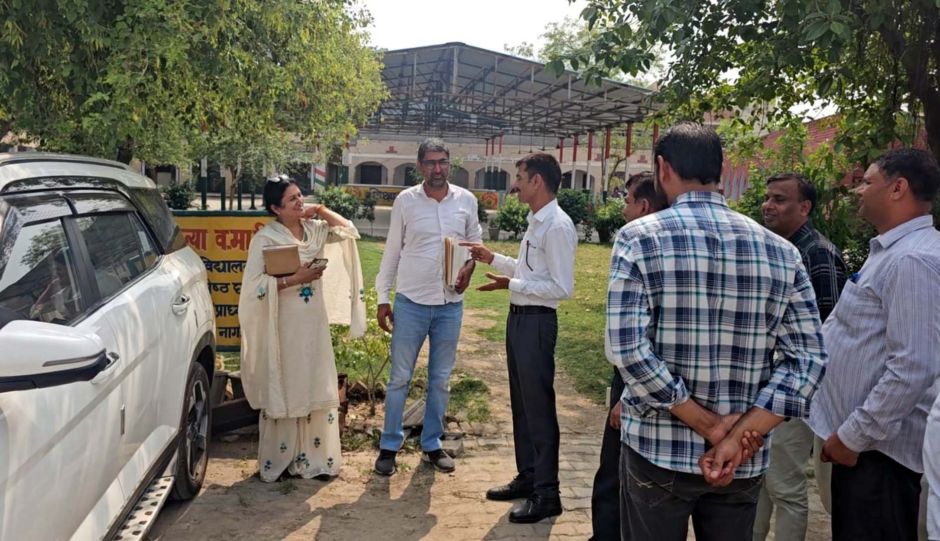 औचक निरीक्षण पर पहुंची सीएम फ्लाइंग टीम। औचक निरीक्षण पर पहुंची सीएम फ्लाइंग टीम।