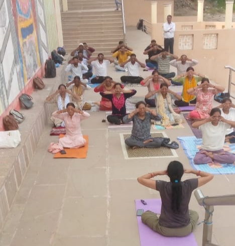 फतहा घाट पर योग प्रशिक्षकों को विशेष प्रशिक्षण देते प्रशिक्षक। फतहा घाट पर योग प्रशिक्षकों को विशेष प्रशिक्षण देते प्रशिक्षक।