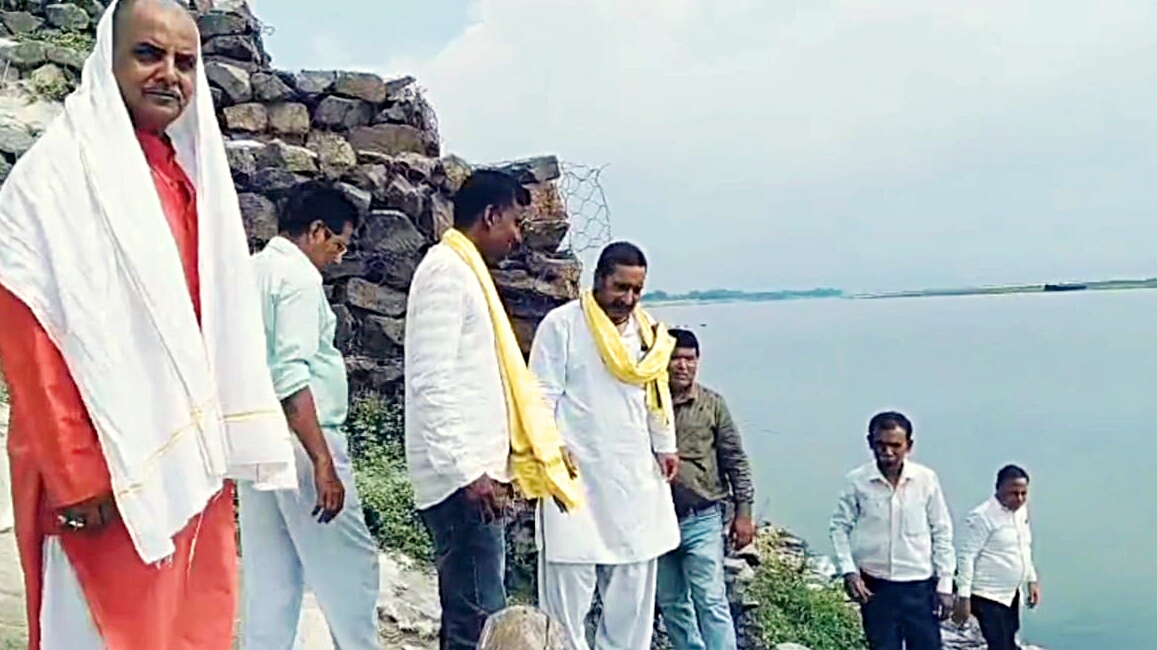 गंगा घाट पर राजेश गुरनानी गंगा घाट पर राजेश गुरनानी