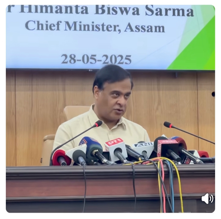 राजधानी दिसपुर जनता भवन स्थित लोक सेवा भवन में संवाददाता सम्मेलन को संबोधित करते हुए बुधवार को असम के मुख्यमंत्री डॉ हिमंत बिस्व सरमा। राजधानी दिसपुर जनता भवन स्थित लोक सेवा भवन में संवाददाता सम्मेलन को संबोधित करते हुए बुधवार को असम के मुख्यमंत्री डॉ हिमंत बिस्व सरमा।