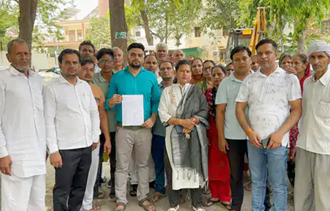 सोनीपत निगमायुक्त कार्यालय के बाहर को प्रदर्शन करते हुए वार्ड 16 के निवासी सोनीपत निगमायुक्त कार्यालय के बाहर को प्रदर्शन करते हुए वार्ड 16 के निवासी
