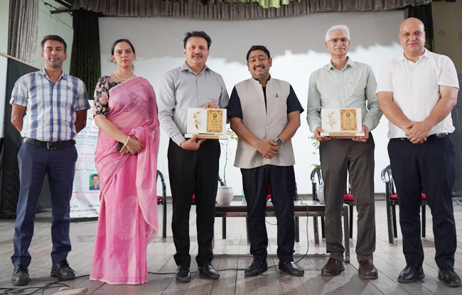सोनीपत: खेल विश्वविद्यालय में आयोजित संगोष्ठी में वक्ताओं को सम्मानित करते हुए कुलपति अशोक सोनीपत: खेल विश्वविद्यालय में आयोजित संगोष्ठी में वक्ताओं को सम्मानित करते हुए कुलपति अशोक