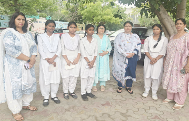 सोनीपत:राजकीय कन्या वरिष्ठ माध्यमिक विद्यालय मुरथल अड्डा परिसर में छात्राएं व टीचर सोनीपत:राजकीय कन्या वरिष्ठ माध्यमिक विद्यालय मुरथल अड्डा परिसर में छात्राएं व टीचर