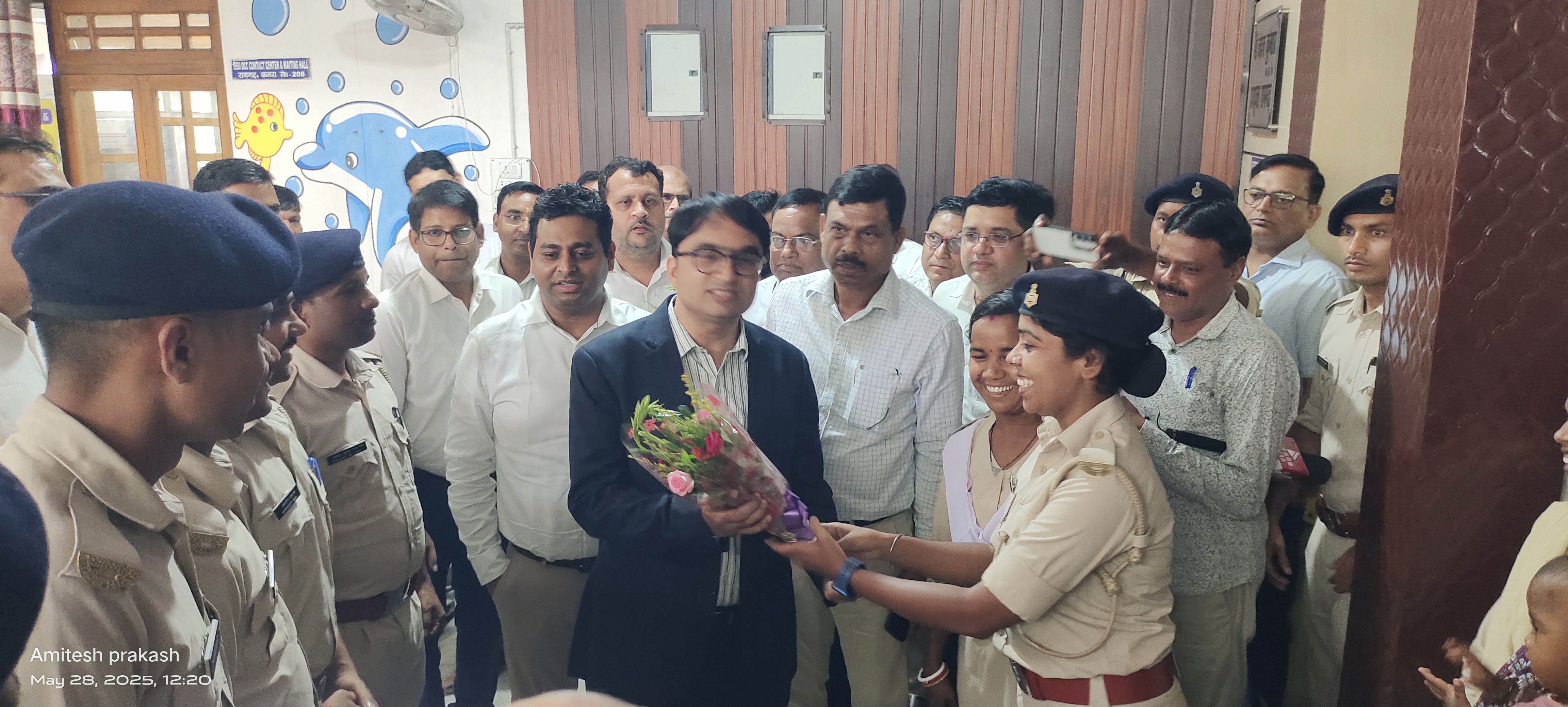 चौकीदारों के साथ बात करते डीसी