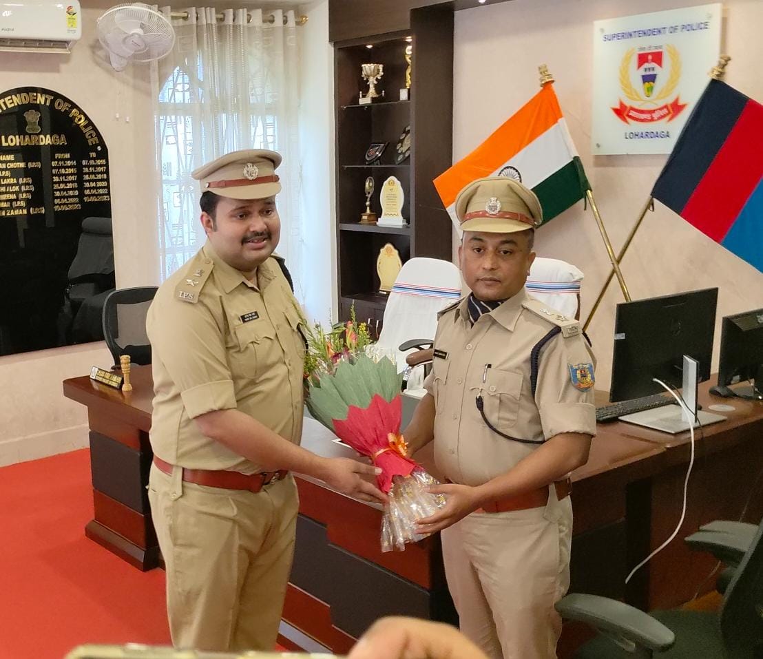 पदभार ग्रहण करते एसपी पदभार ग्रहण करते एसपी