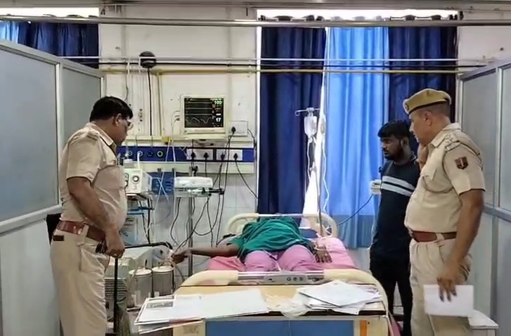 चित्तौड़गढ़ के चिकित्सालय में प्रसूता की मौत के मामले में जांच के लिए पहुंची थी पुलिस टीम। चित्तौड़गढ़ के चिकित्सालय में प्रसूता की मौत के मामले में जांच के लिए पहुंची थी पुलिस टीम।